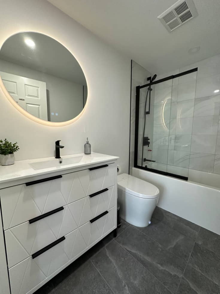 Guest bathroom townhouse Stadium Rd.