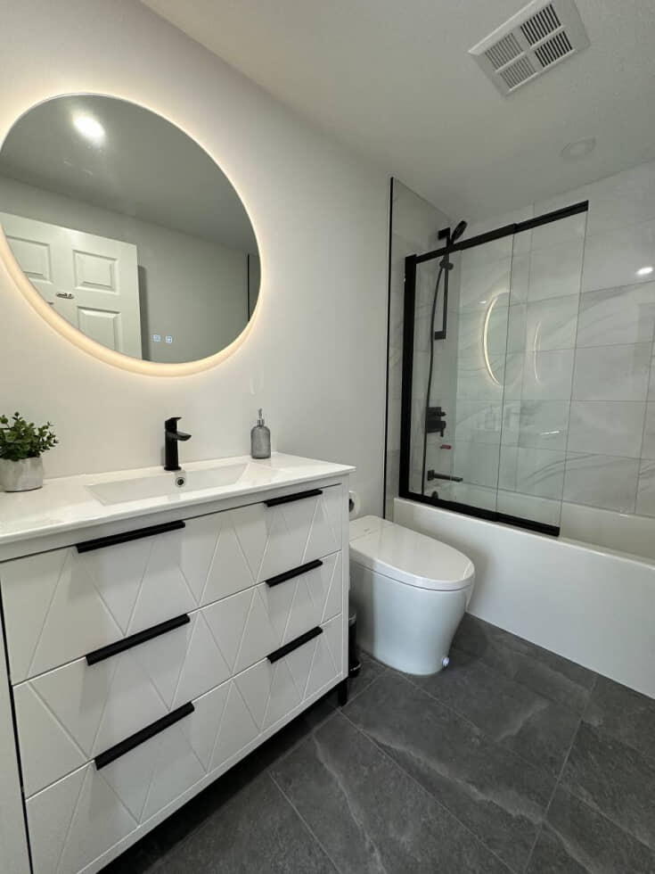 Guest bathroom townhouse Stadium Rd.